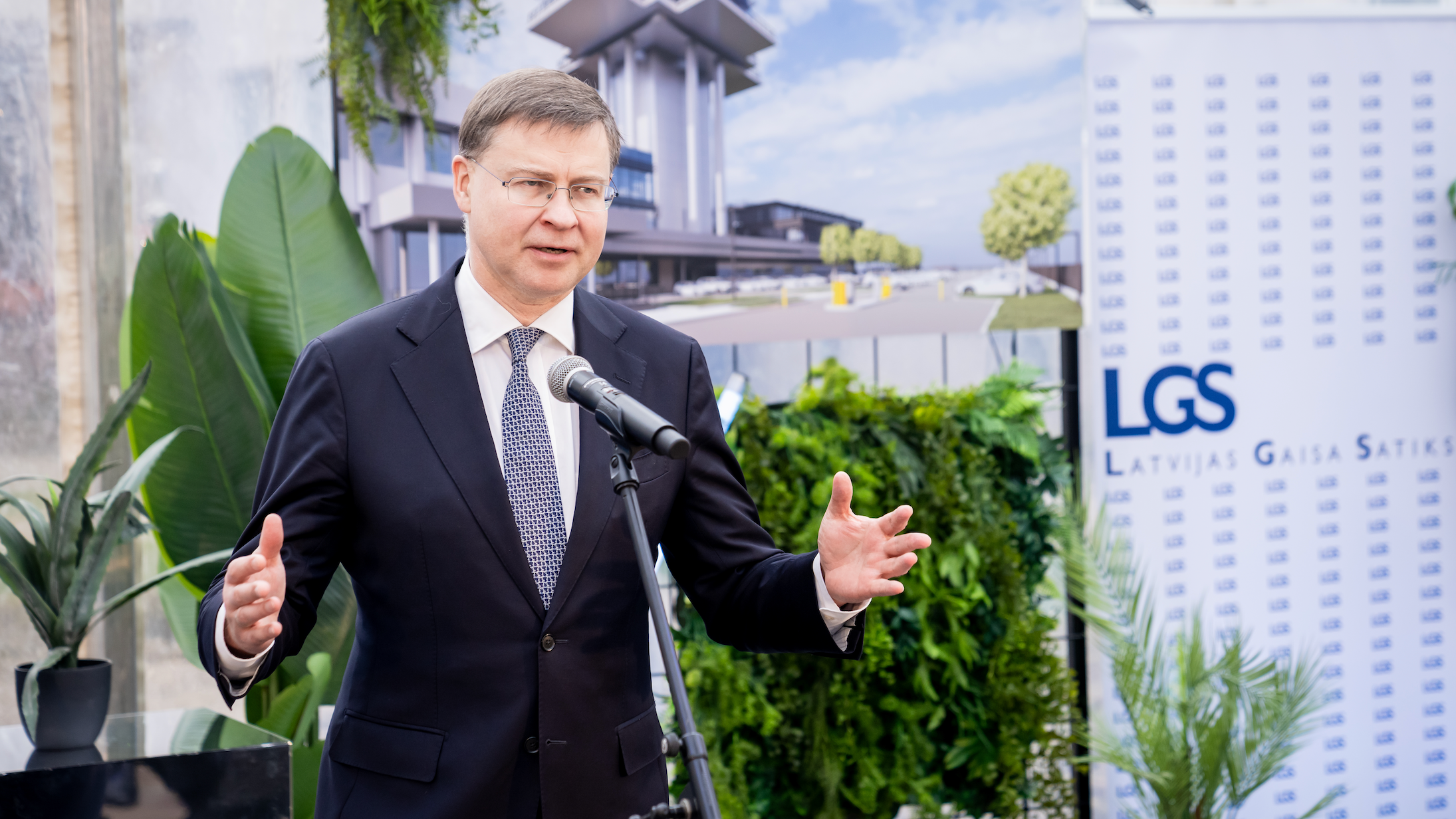 Bestätigte eine genauere Prüfung der Übernahme von Downtown Music durch die Universal Music Group durch die Kartellwächter der Europäischen Kommission: Wirtschaftskommissar Valdis Dombrovs...