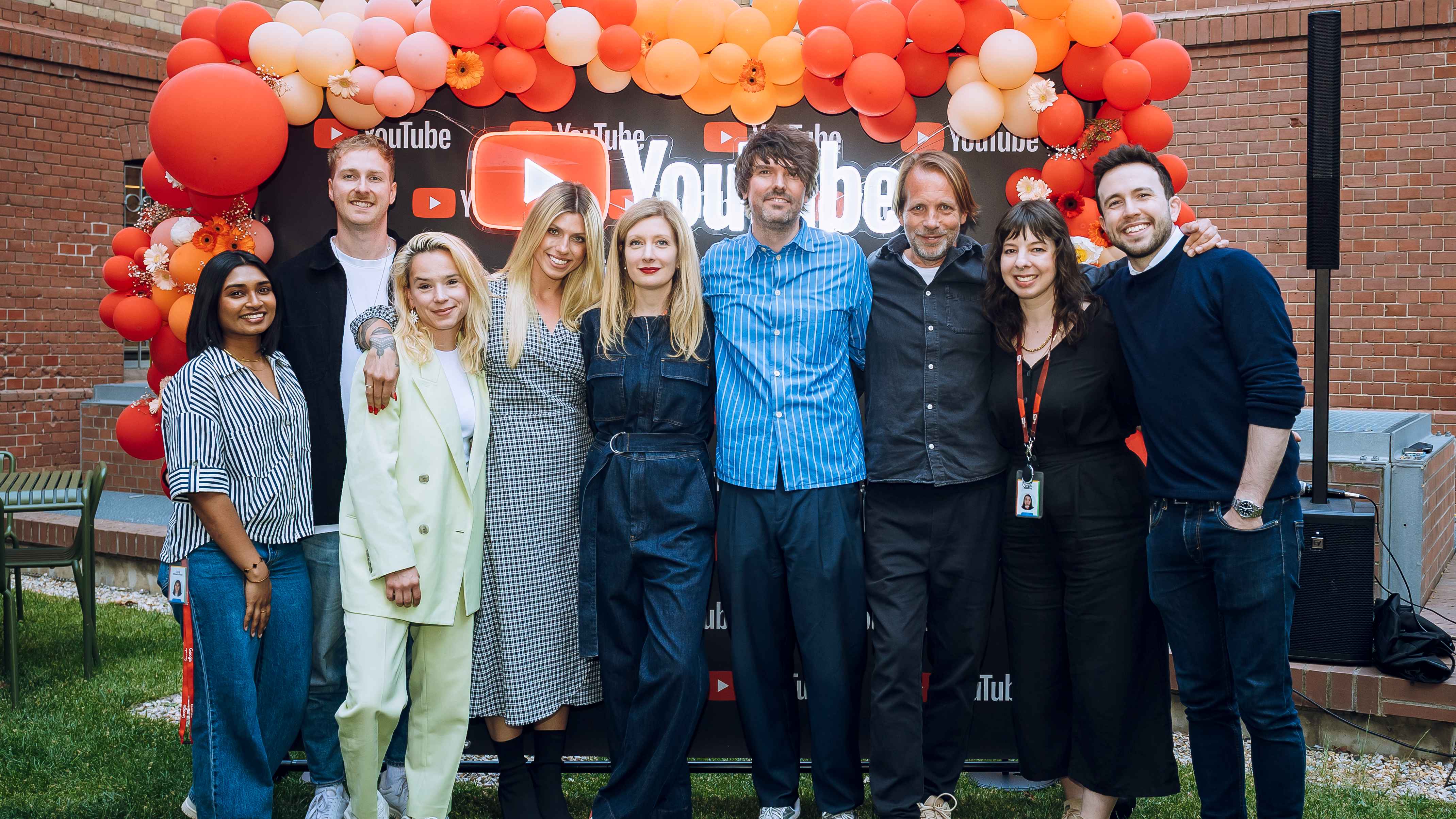Luden in den Berliner Unternehmenssitz ein (von links): Clare Elizah-Frost (Field Partner Engineer), Simon Wagner (Strategic Partner Manager Artist Development DACH & Southern Europe, beid...