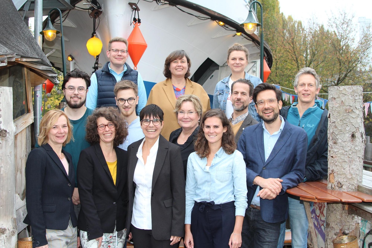 Ließen auf der Alten Utting den Bayerischen Landesverband der Kultur- und Kreativwirtschaft vom Stapel laufen: die BLVKK-Aktivisten um Präsidentin Carola Kupfer (vorn, 3. von links)