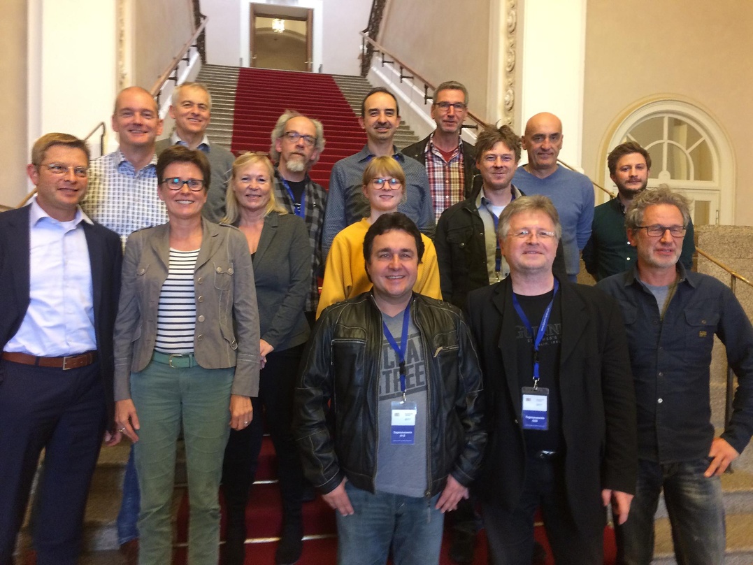Nach der Jurysitzung (hinten, von links): Ernst Wolfswinkler, Bernd Strieder, Edi van Beek und Tom Büscher sowie (mittlere Reihe) MdL Thomas Mütze, Andrea Niedzela-Schmutte, Julia Viechtl,...