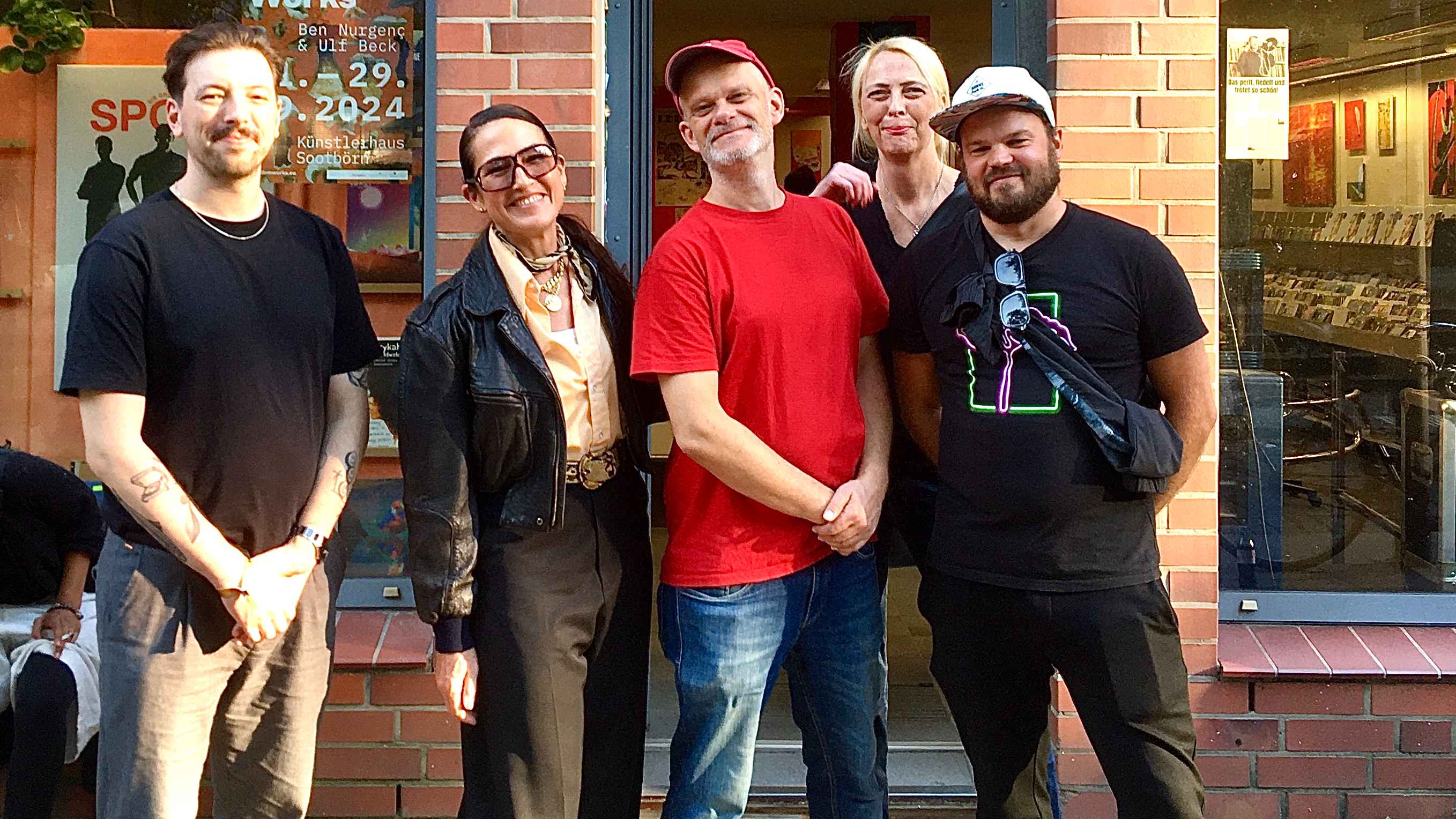 Stellten sich vor den Toren des Plattengeschäfts auf (von links): Frederik Rosebrock (Produktmanagement PIAS), Joan As Police Woman, Christof Jessen (Geschäftsführer Michelle Records) sowi...