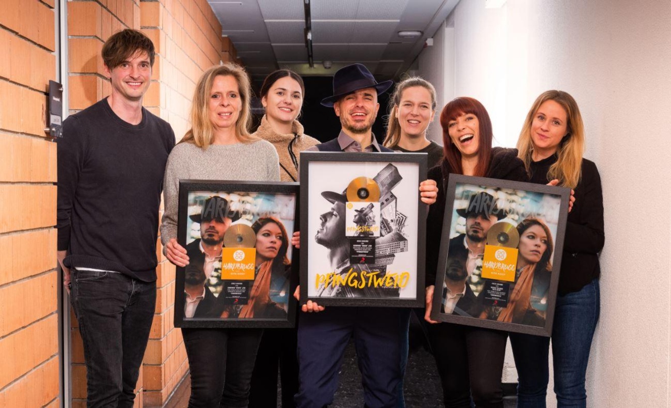 Zur Award-Übergabe trafen sich (von links): Christoph Kammermann, Julie Born, Iva Saravanja, Dodo, Nadja Tomovski, Rita Roof und Anja Hansen