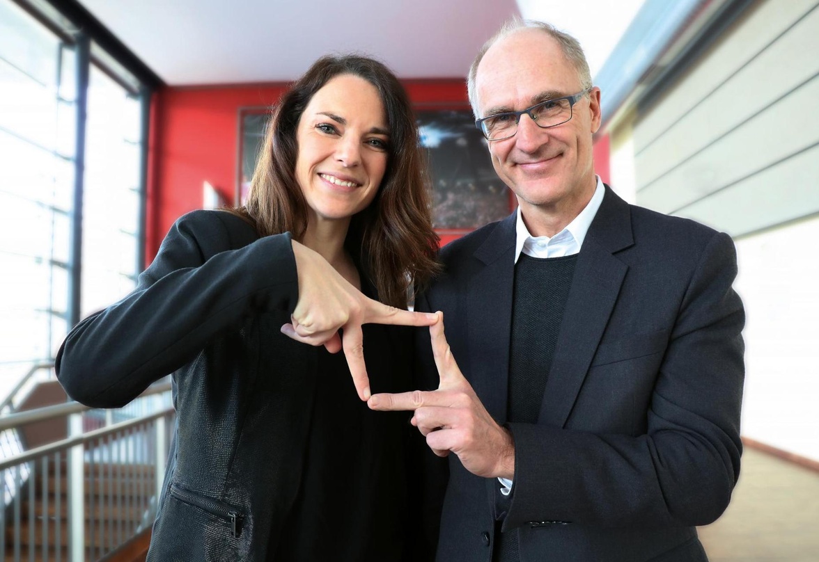 Sie versinnbildlichen, wie das von Volker Heim von daHeimDesign gestaltete Logo aussieht: Ramona Madlener und Christof Feneberg von der bigBox Allgäu