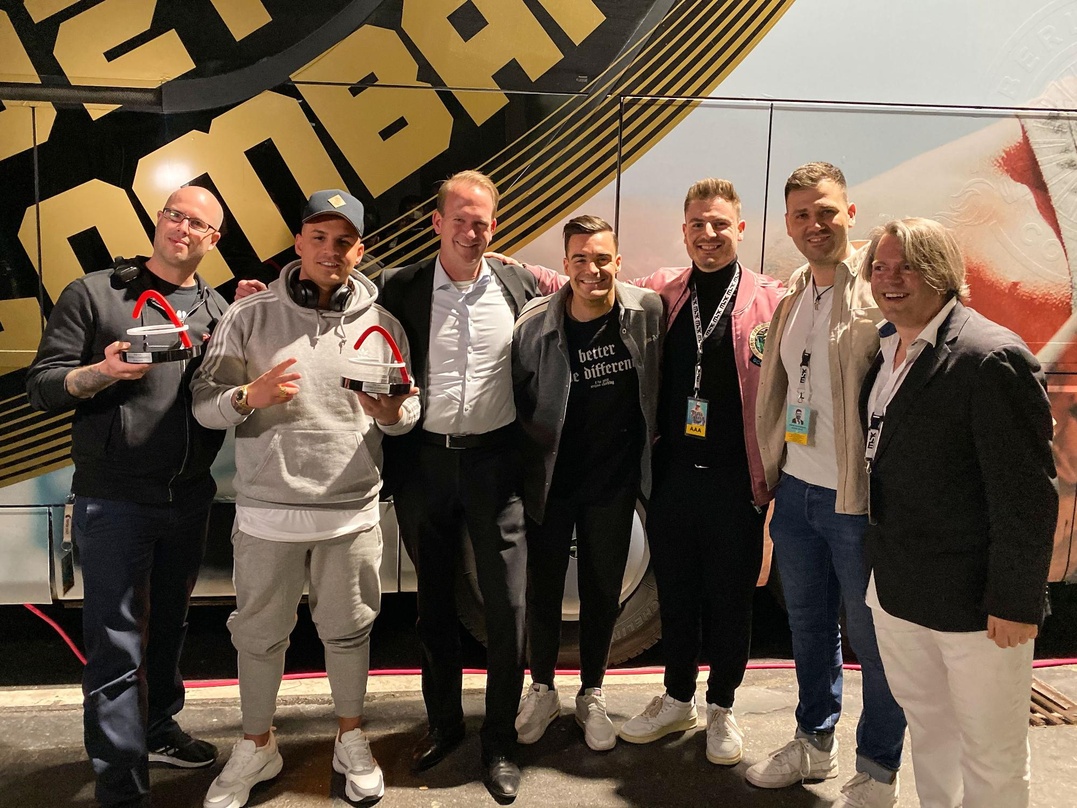 Bei der Verleihung (von links): Jan Gäde (Senior Agent MSK Meistersinger Konzerte), Pietro Lombardi, Stefan Löcher (Geschäftsführer Lanxess Arena), Stefano Zarrella, Daniele Marino, Dimitr...