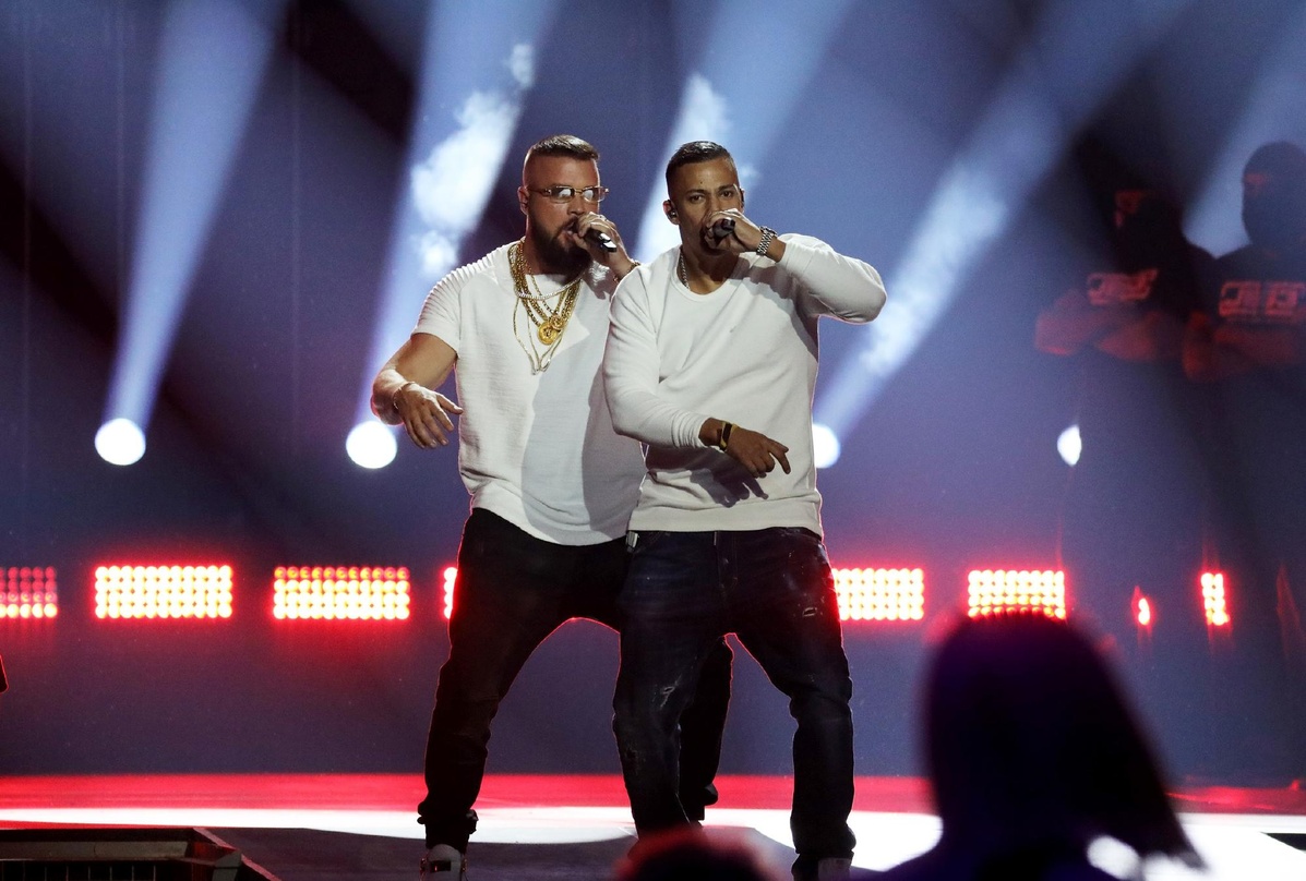 Die mediale Aufmerksamkeit um diese beiden Rapper mag einen Teil der gestiegenen Quoten erklären: Kollegah und Farid Bang bei ihrem Echo-Auftritt
