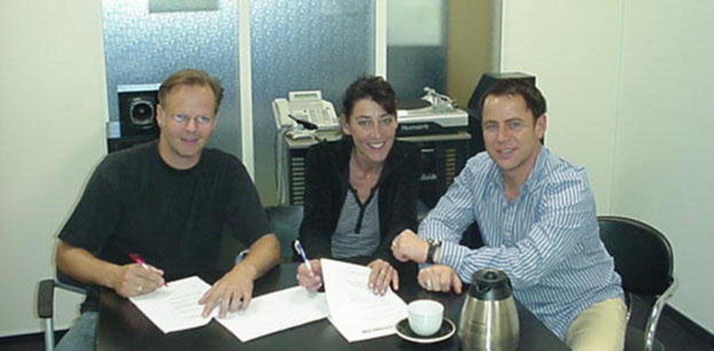 Partner: Christian Fehlau (Discomania), Andrea Engels (BluFin) und Armin Johnert (Discomania)||Zur Vertragsunterzeichnung trafen sich am Discomania-Firmensitz im hessischen Rosbach (v.l.n....