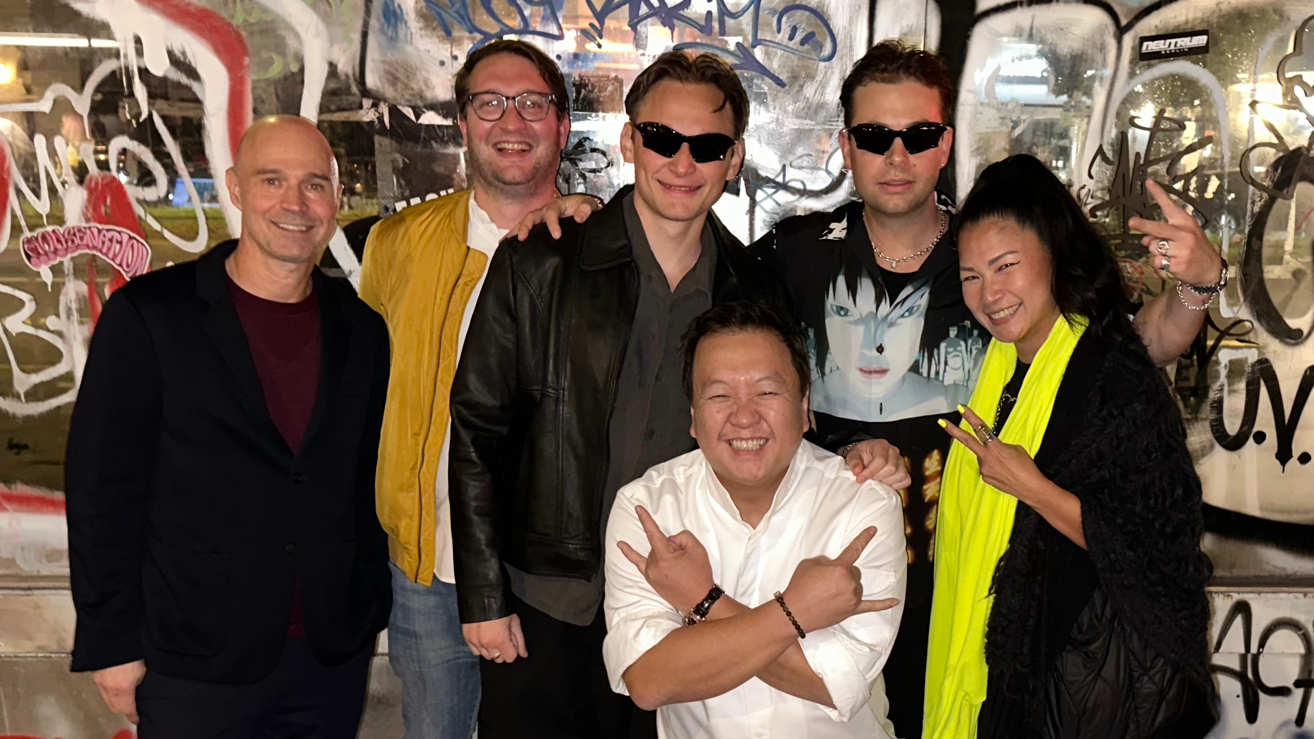 Zementierten die Vertragsverlängerung auf kulinarische Weise (von links): Patrick Strauch (Managing Director), Carlo Wittek (Director A&R, beide Sony Music Publishing), Pierre-Angelo Papac...