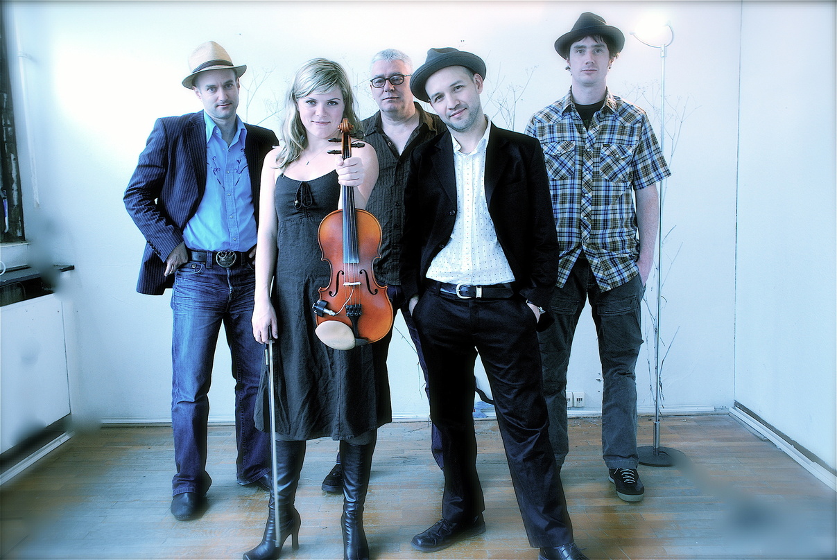 Touren fast einen Monat lang durch Deutschland: Los Paperboys