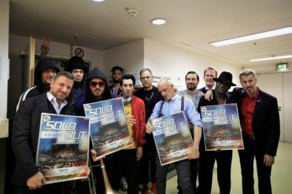 Bei der Awardverleihung: Seeed mit Stefan Löcher (Arena Management (3. von rechts) und Markus Grosse (Four Artists, 4. von rechts).