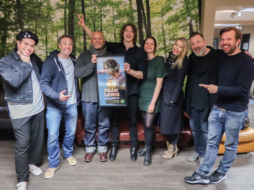 Hatten Grund zum Feiern in Berlin: Dean Lewis (4. von links) und seine Partner von Universal Music International und Live Nation