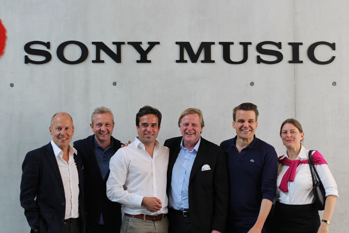 Bleiben Partner (von links): Matthias Krauße (Rechtsanwalt extern, Sony Music), André Mühlhausen (SVP Commercial Division Sony Music), Arndt Seelig (Director Family & Home Entertainment So...