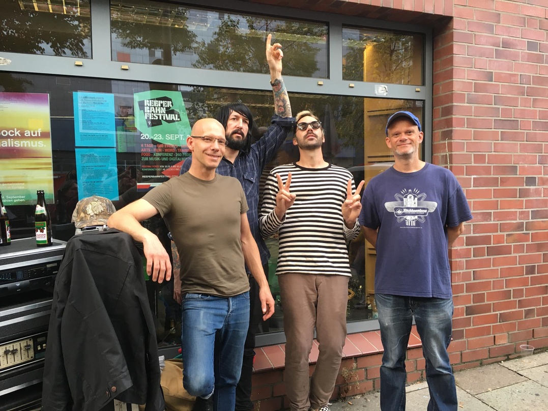 Feierten in Hamburg (von links): André Frahm (Geschäftsführer Michelle Records), Jesse F. Keeler, Sebastien Grainger (beide Death From Above) und Christof Jessen (Mitinhaber Michelle Records)