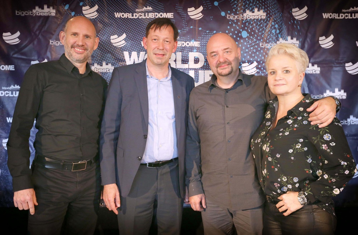 Stellten die BigCityBeats World Club Dome Winter Edition vor (von links): Michael Brill (CEO D.Live), Stadtdirektor Burkhard Hintzsche, Bernd Breiter (CEO BigCityBeats) und Carina Breiter ...