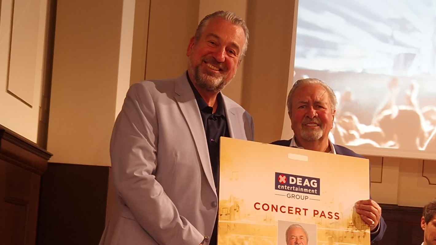 Abschied: DEAG-CEO Detleff Kornett (links) übergibt dem langjährigen Aufsichtsratsmitglied Wolf-Dieter Gramatke als Dank einen "Concert Pass".