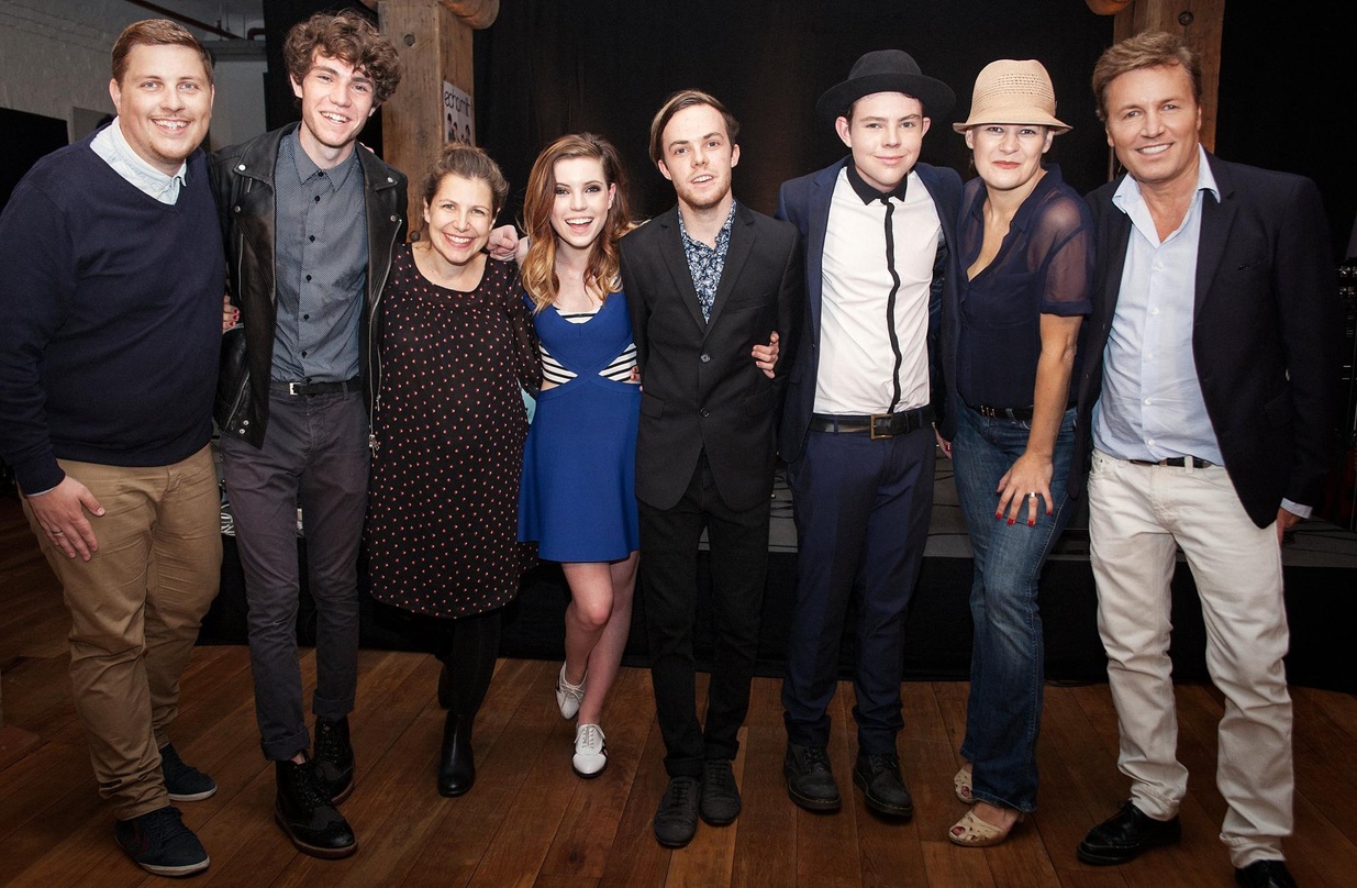 Trafen sich beim Konzert von Echosmith (von links): Kevin Segler, Noah Sierota, Sarah Wilhelm (Assistant Marketing Rock Warner Music), Sydney Sierota, Jamie Sierota, Graham Sierota, Doreen...
