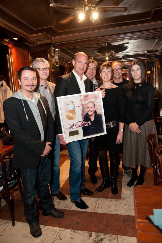 Bei der Gold-Verleihung (v.l.n.r.): Peter Draxl (Director Marketing & A&R Universal Music Austria), Jörg Hellwig (Managing Director Koch Universal), Udo Wenders, Wolfgang Teschner (Managme...