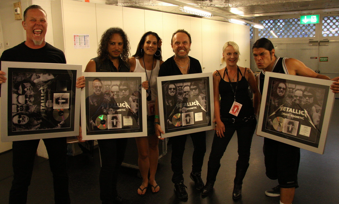 Freuten sich über Platin: Metallica und Universal||Backstage versammelten sich zur Edelmetallübergabe (v.l.n.r.): James Hetfield, Kirk Hammett (beide Metallica), Delia Ryser (Senior Produc...
