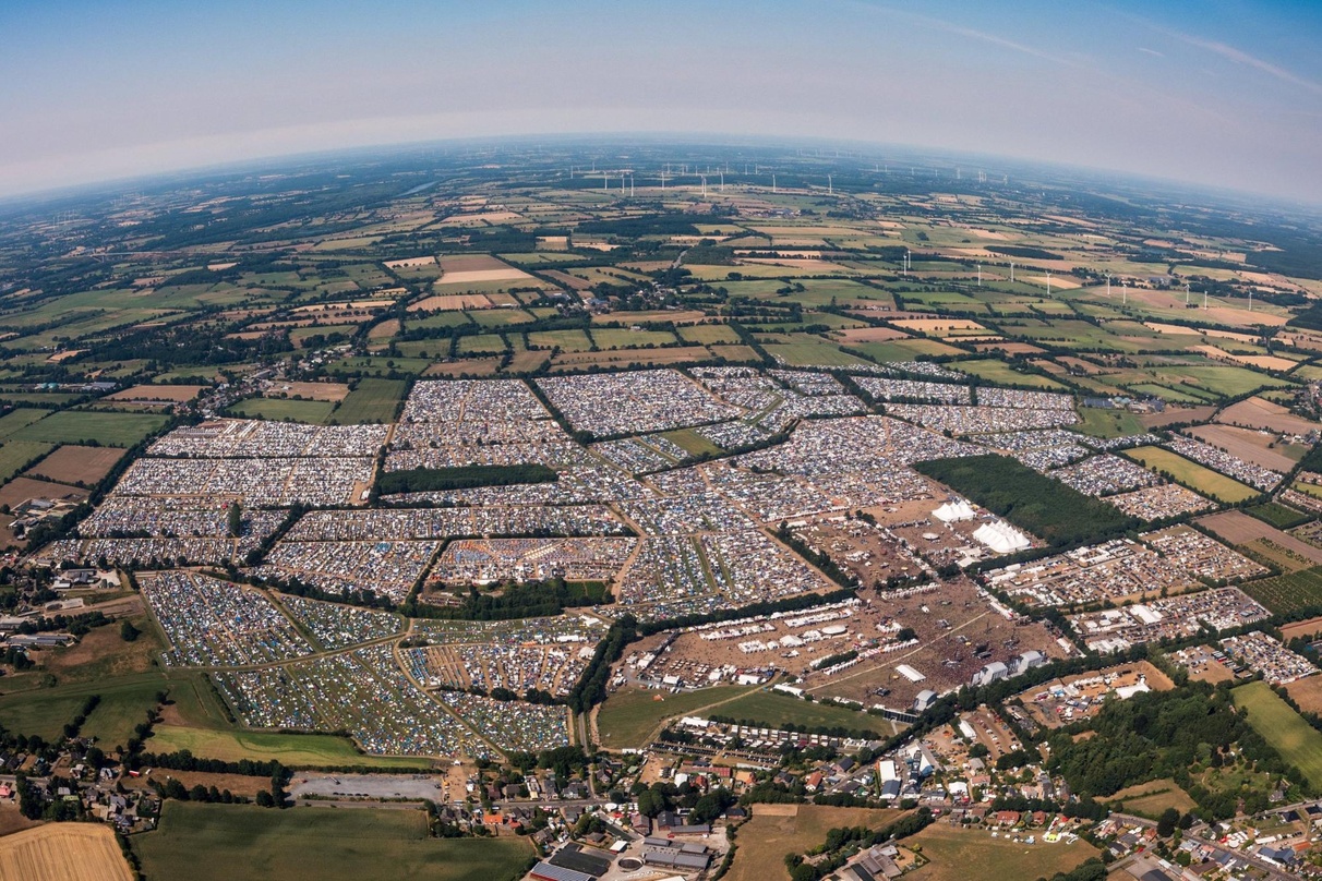So voll ist es auch diesmal: das Wacken-Areal aus der Vogelperspektive