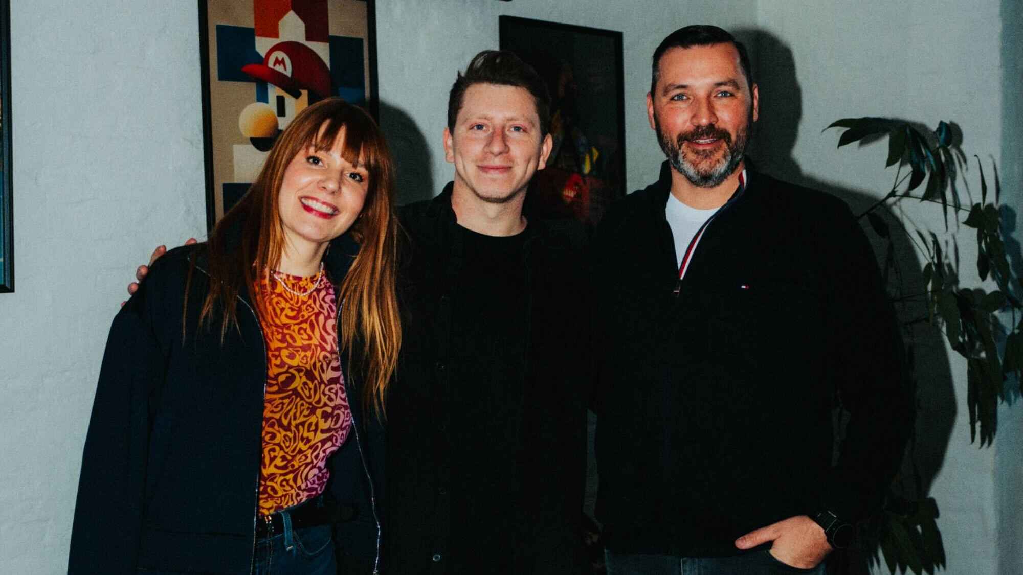 Arbeiten weiterhin zusammen (von links): Maria Uthmann (A&R, Creative Schedler Music), Dany Weisz sowie Alex Schedler (Head Of A&R And Creative, Prokurist).