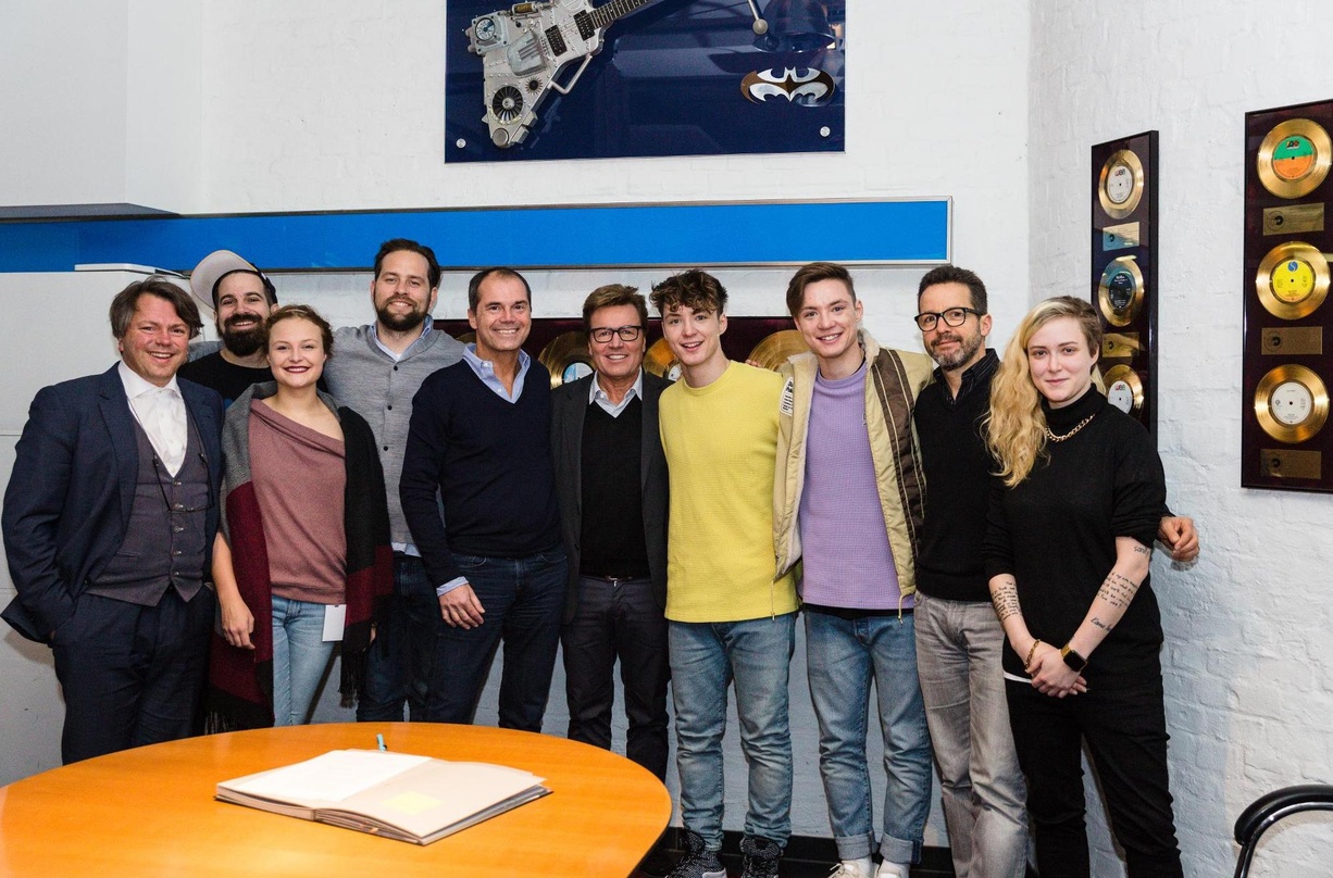 Machen künftig direkt gemeinsame Sache (von links): Pascal C. Amann (Rechtsanwalt Die Lochis), Jan-Simon Wolff (Head of Music Vybe Brothers Entertainment), Beatrice Kaps (Artist Manager Vy...