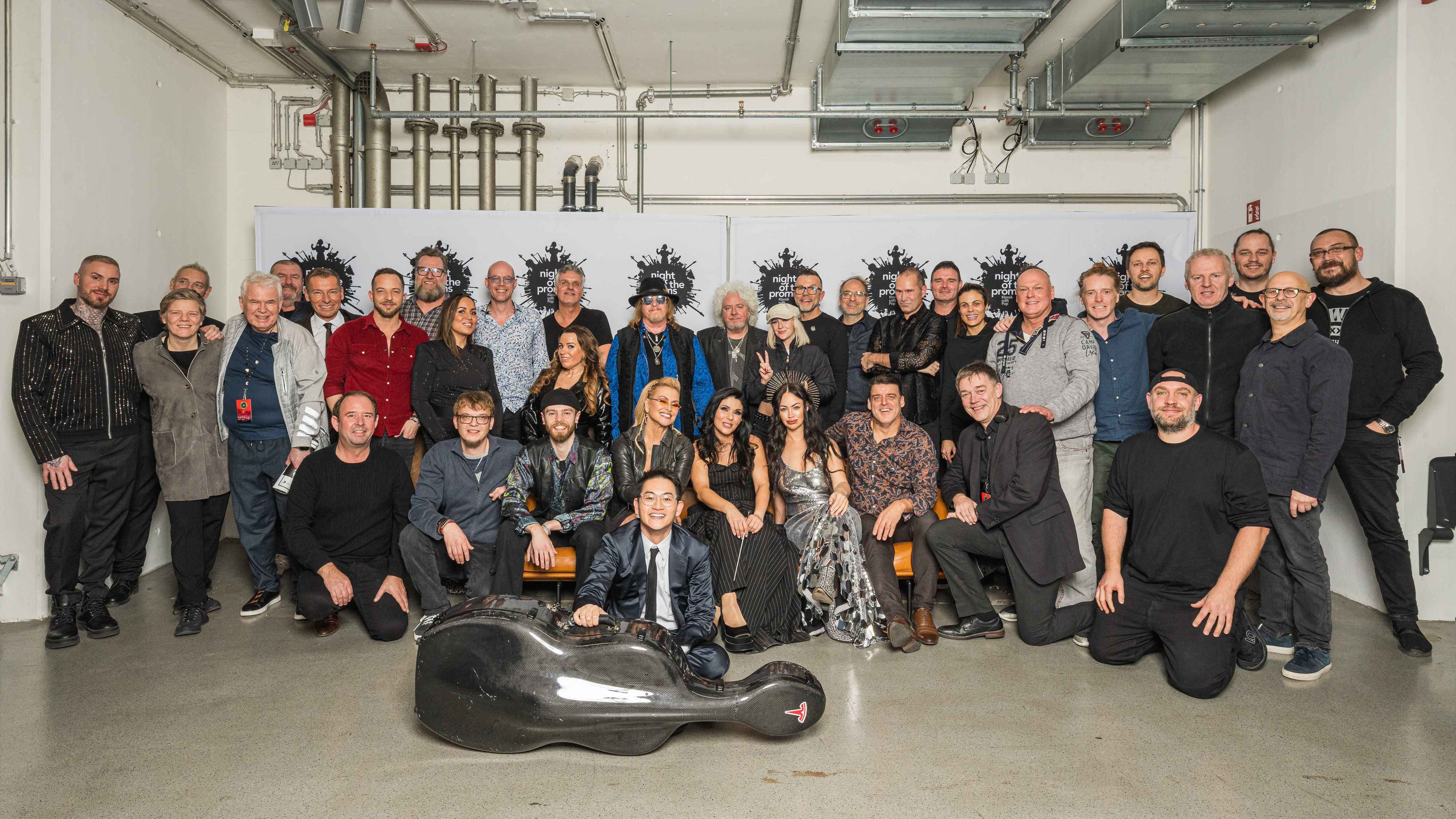Das diesjährige Abschlussfoto entstand backstage in der Olympiahalle München: das Team von Night Of The Proms und alle Live-Acts mit Dirk Hohmeyer (mittlere Reihe, 3. von links), seiner Eh...