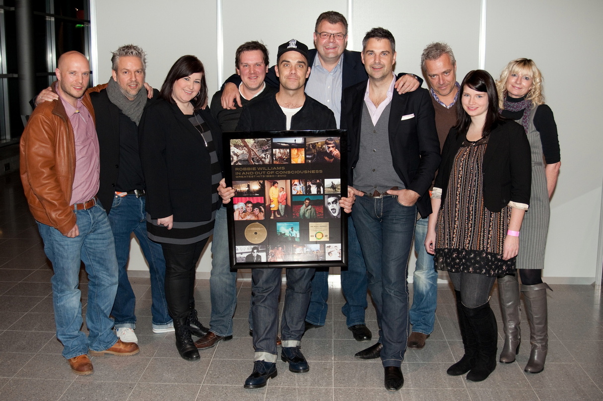 Zelebrieren das Gold in Berlin: Robbie Williams und EMI Music Deutschland||Zelebrieren das Gold in Berlin (v.l.n.r.): Jan Mehlhose (Head of Marketing GSA EMI), Giacomo La Tragna (Head Of P...