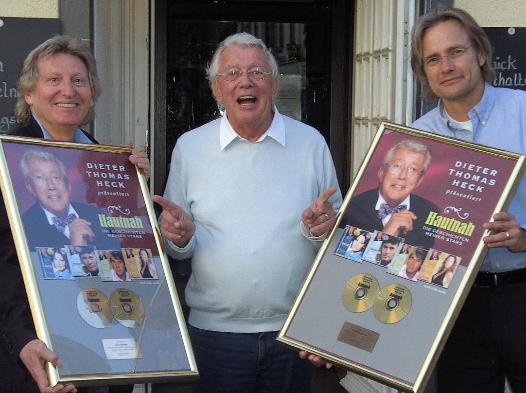 Gold für "Hautnah" (v.l.n.r.): Clemens Fiedler (Senior Director Catalog & Special Concepts Sony BMG), Dieter Thomas Heck und Produzent Adi Zehnpfennig