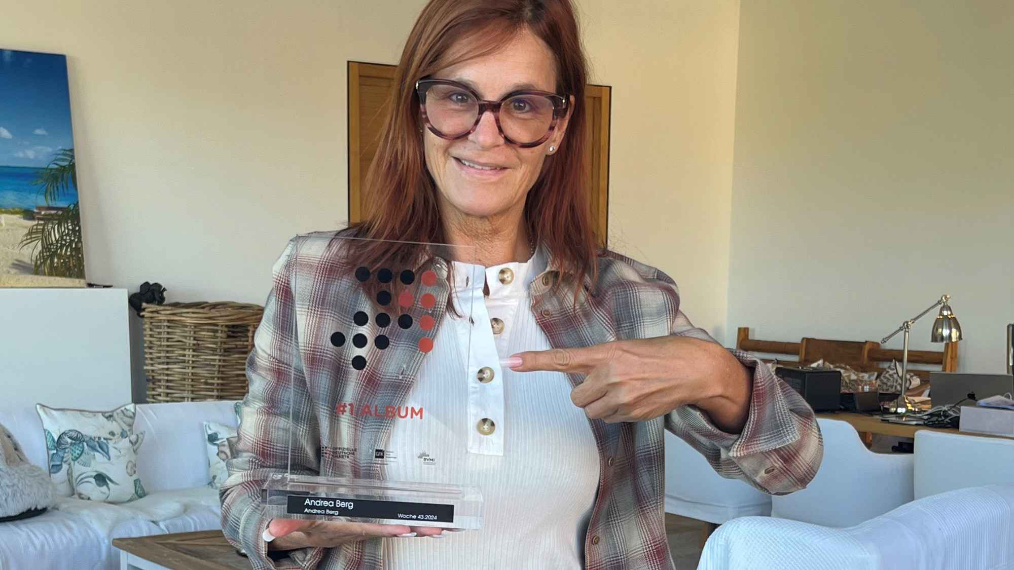 76c3d7ea 6b8b 46ac a9ea 765eea9141ae Rekordhalterin unter den weiblichen Acts in Deutschland: Andrea Berg, mit ihrem Nummer-eins-Award von GfK Entertainment.