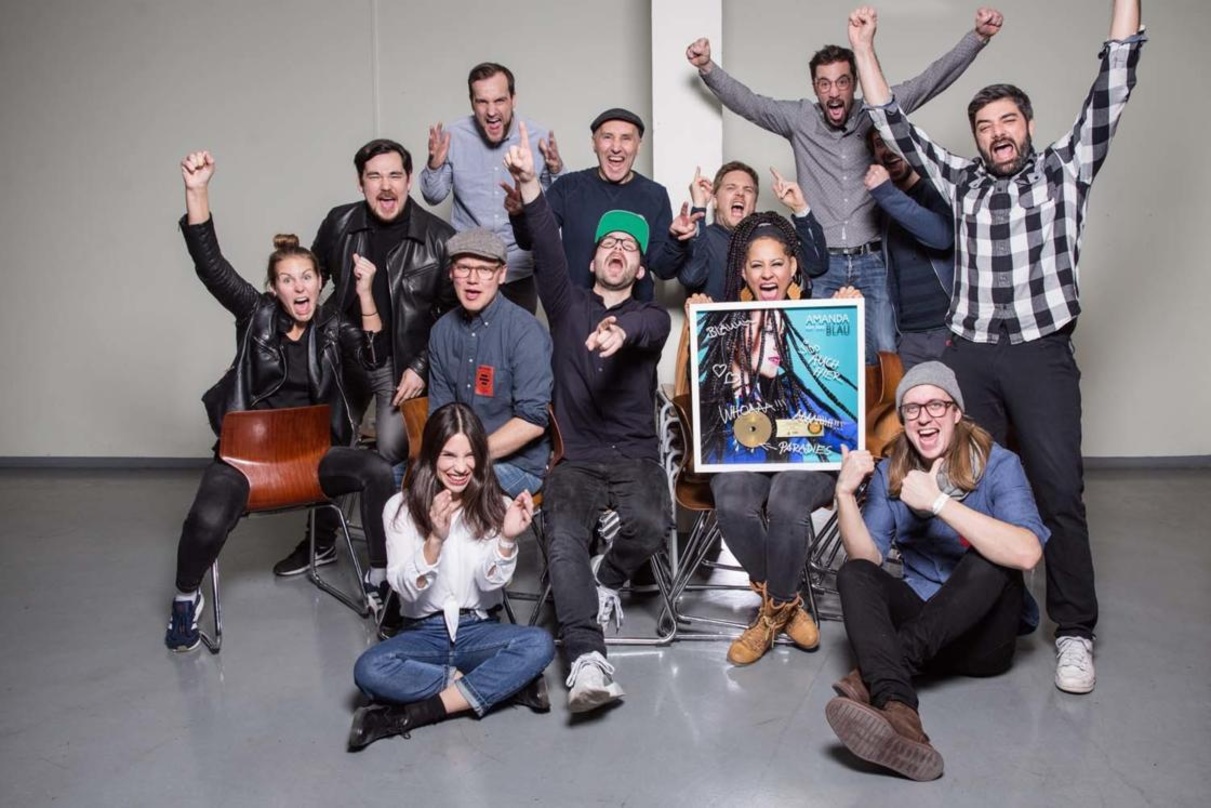 Im Jubelmodus (von links): Shenja Ulitze (Booking & Production, Sector3), Christian Kreutzer (Band Amanda), Georgia Rumler (Manager Digital, Four Music), Produzent und Songautor Michael Ge...