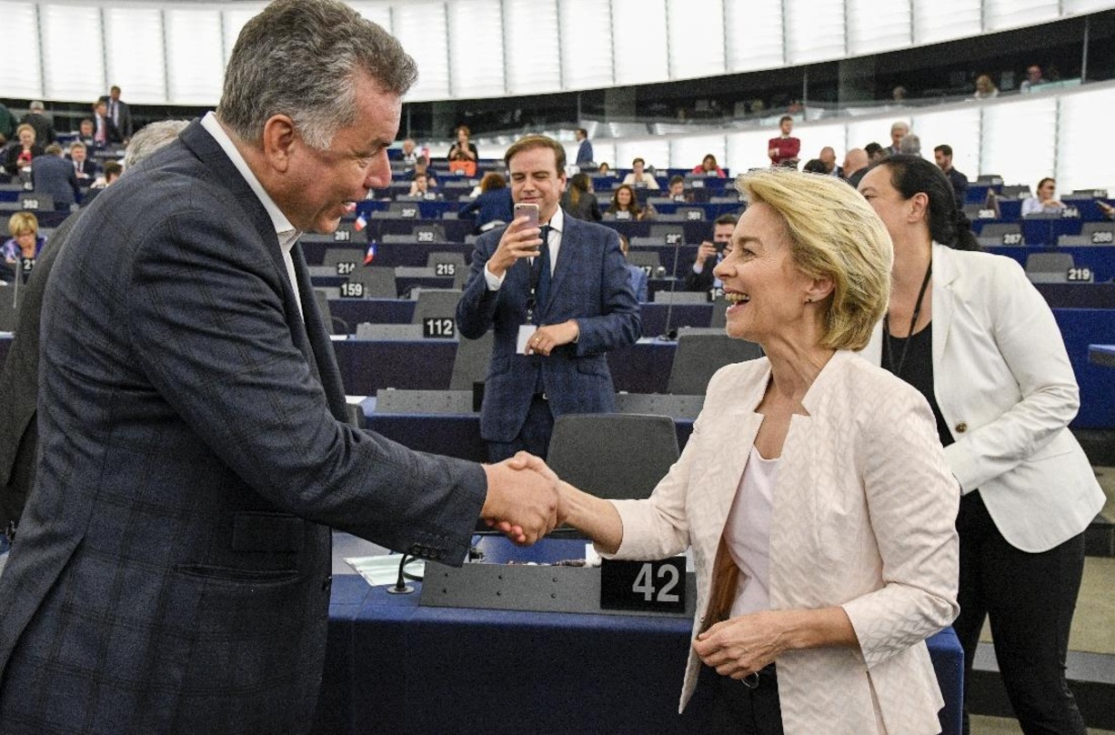 Rückt als erste Frau an die Spitze der Europäischen Kommission: Ursula von der Leyen, die hier nach der Abstimmung die Glückwunsche des deustchen Europaparlamentariers Christian Ehler entg...