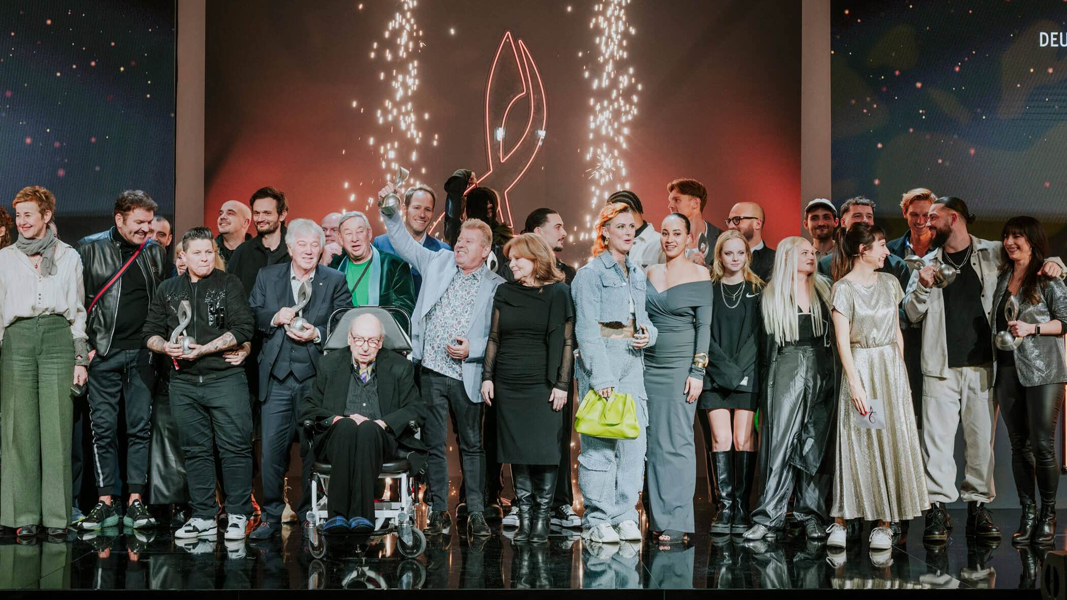 Lauter Gewinner:innen sowie zahlreiche Nominees und Laudator:innen: das Abschlussbild zur 15. Verleihung des Deutschen Musikautor*innenpreises in Berlin.