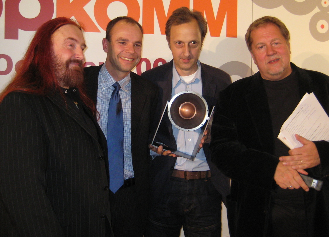 Auf der Pressekonferenz zur Popkomm-Eröffnung (v.l.n.r.): Peter Sonntag (Künstlerischer Leiter des Hauptsponsors YoumeU), Ralf Kleinhenz, Ernst Christian Zander (Musikchef Radio Fritz) mit...