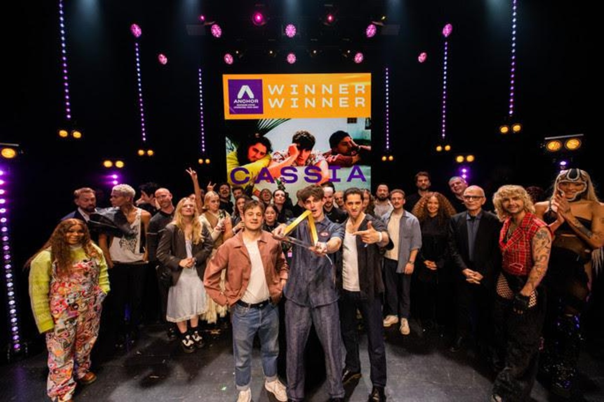 Nach dem Anchor Award: die Siegerband Cassia mit ihrem Preis vor den übrigen Beteiligten der Gala