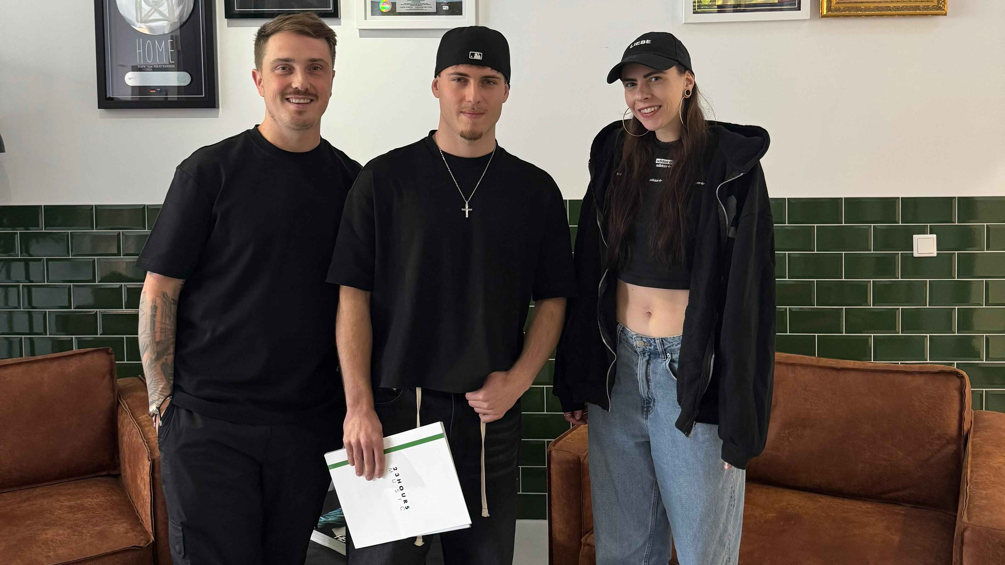 Gehen gemeinsame Wege (von links): Eugen Kazakov (Managing Director & Creative Director 23Hours), Sean Ok und Michelle Brück (Trainee 23Hours).