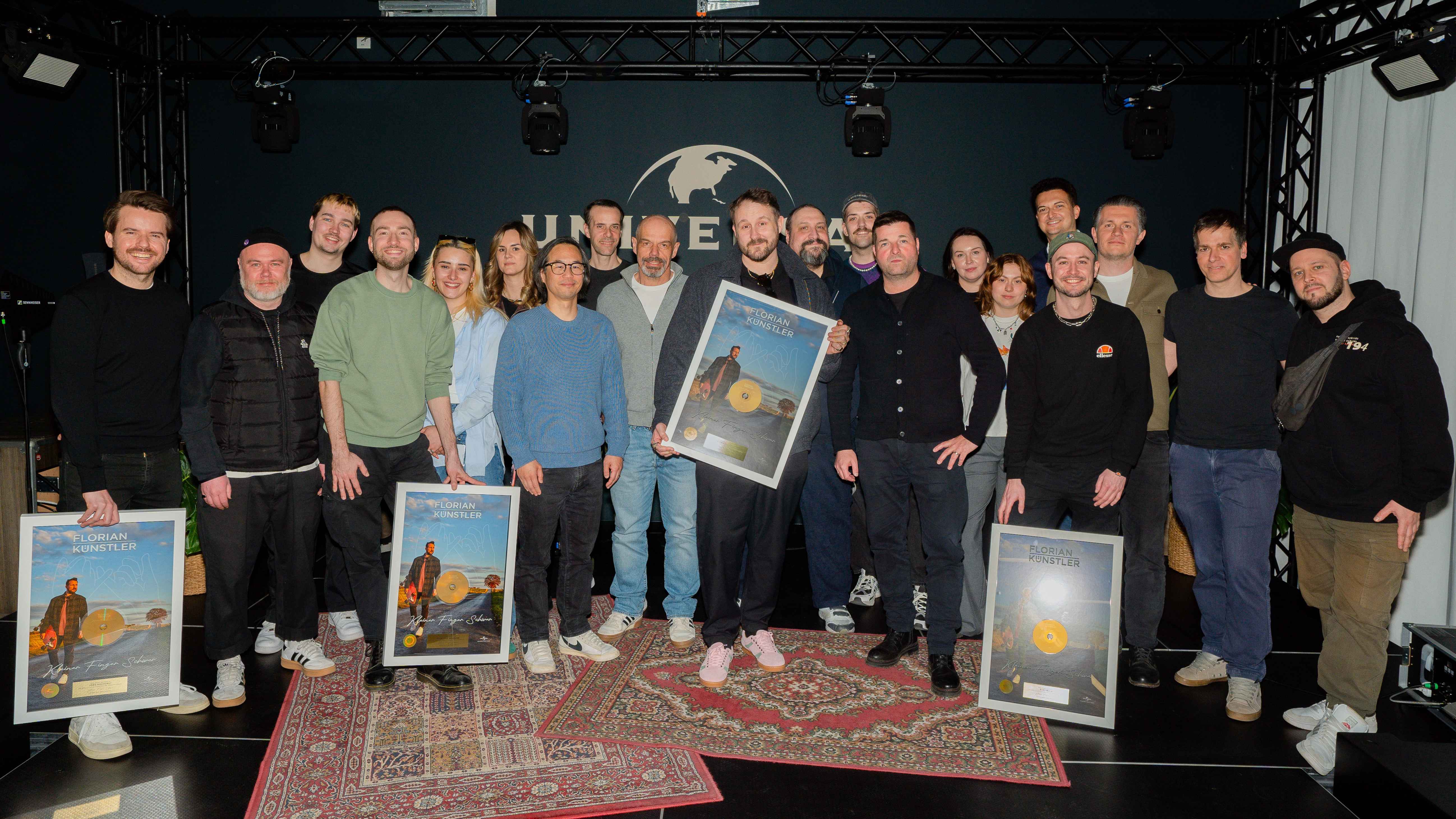 773b77ee 613c 4c53 82f5 3a5d2be168a1 Feierten gemeinsam die Gold-Verleihung (von links): Leonard Prasuhn (Electrola), Oliver Medack, Lukas Nelke (beide Universal) Carlo Sperfeld (Five Diamonds PR), Martha Böller (Electrola), ...