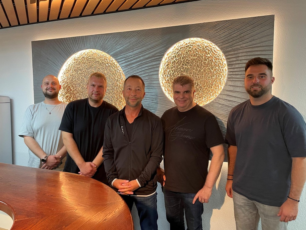 Arbeiten künftig zusammen (von links): Yannick Pahlke (30° Merchandising), Adrian Manzel (30° Merchandising), René Baumann (DJ BoBo), Luca Giuriato (Yes Music) und Franz Lampe (30° Merchan...