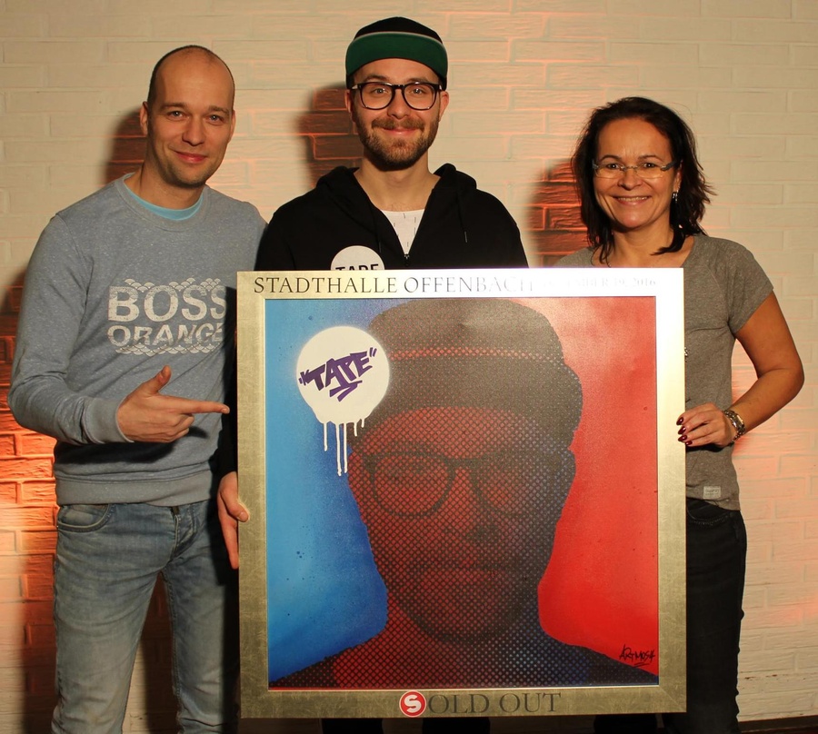 Bei der Award-Verleihung (von links): Marcus Dörr (Agentur Artmos4), Mark Forster und Birgit von Hellborn (Geschäftsführerin Stadthalle Offenbach)