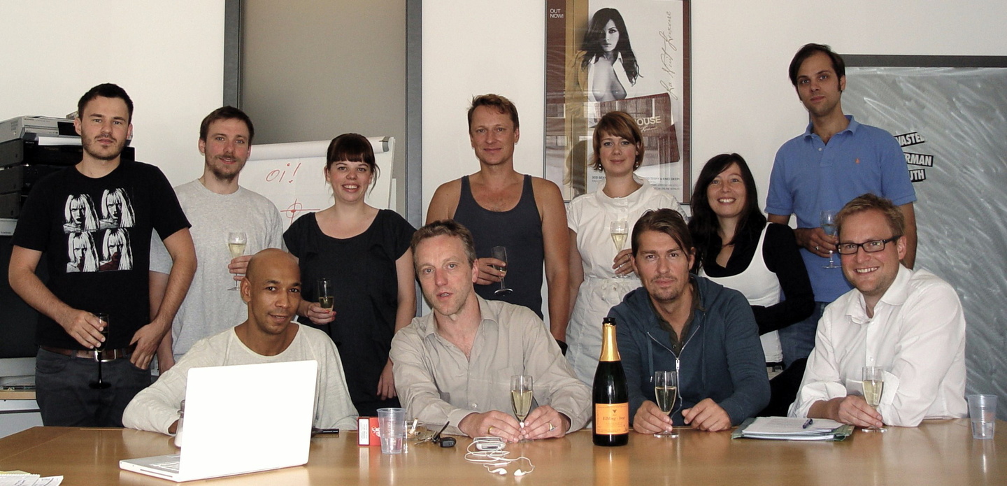Neue Partner: Boundzound (vorn, l.) und sein Team von Ministry of Sound und Guerilla Music||Neue Partner (hinten, v.l.n.r.): Daniel Kinkartz (Online Promotion Guerilla Music), Dirk Laubing...