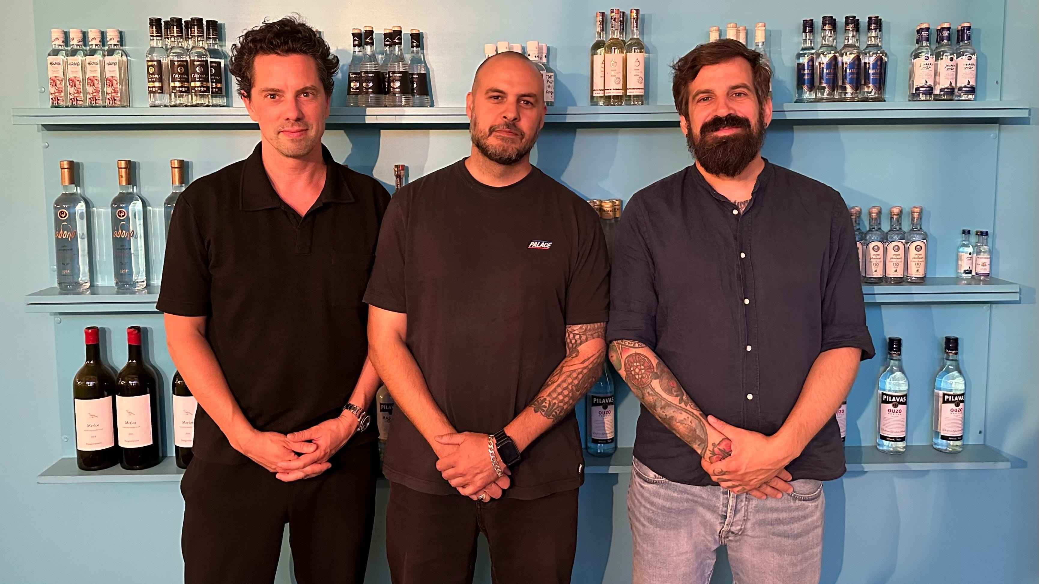 776ce8bd 841f 448e a628 f27d2e514de0 Die Tinte ist trocken (von links): Maximilian Paproth (Managing Director & Global President A&R Budde Music Publishing), Alexis Troy und Jan-Simon Wolff (Head of A&R Budde Music Publishing).