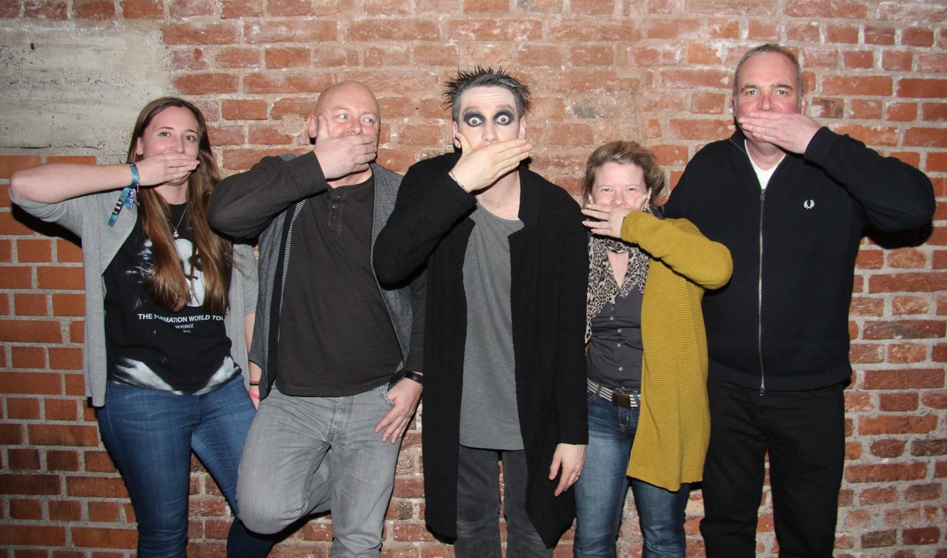 Solidarisch mit dem nonverbal arbeiten Künstler (von links): Jennifer Brandl (Passerotto Concerts), Heinz Preisch (Booking Passerotto Concerts), Sam Wills alias Tape Face, Helene Sperling ...