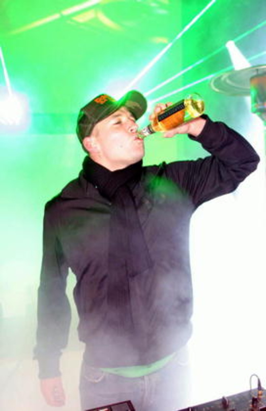 Dachte an den Sponsor: Tom Novy bei der Getränkezufuhr während Rave On Snow