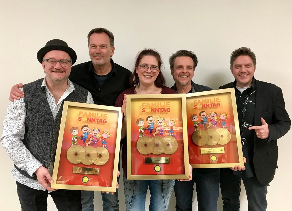 Feierten mit Gold (von links): Michael Grimm (Inhaber Kico Media), Andreas Maaß (General Manager Universal Music Family Entertainment), Entspannungspädagogin und Familie-Sonntag-Sängerin H...
