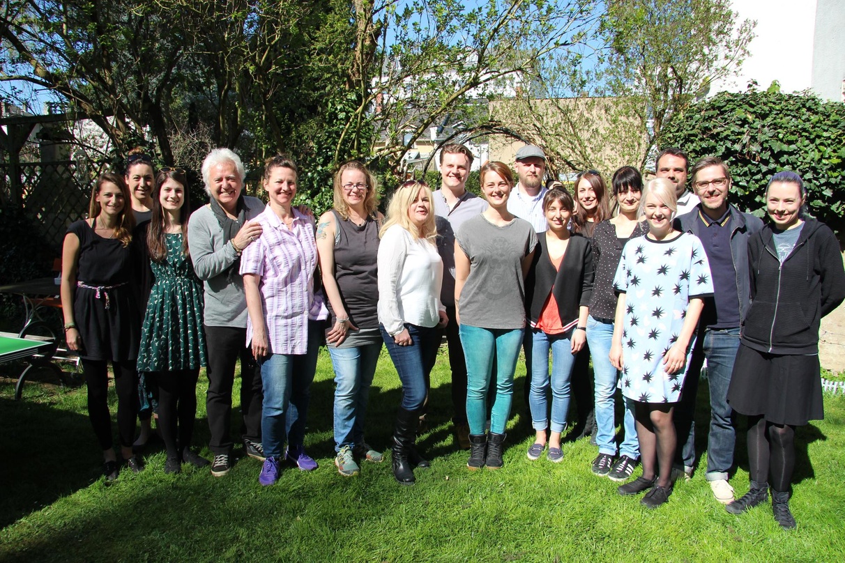 Empfingen ihre Gäste im Garten vor den Büros: das Team von Wizard Promotion um Ossy Hoppe (4. von links) und Oliver Hoppe (8. von links)