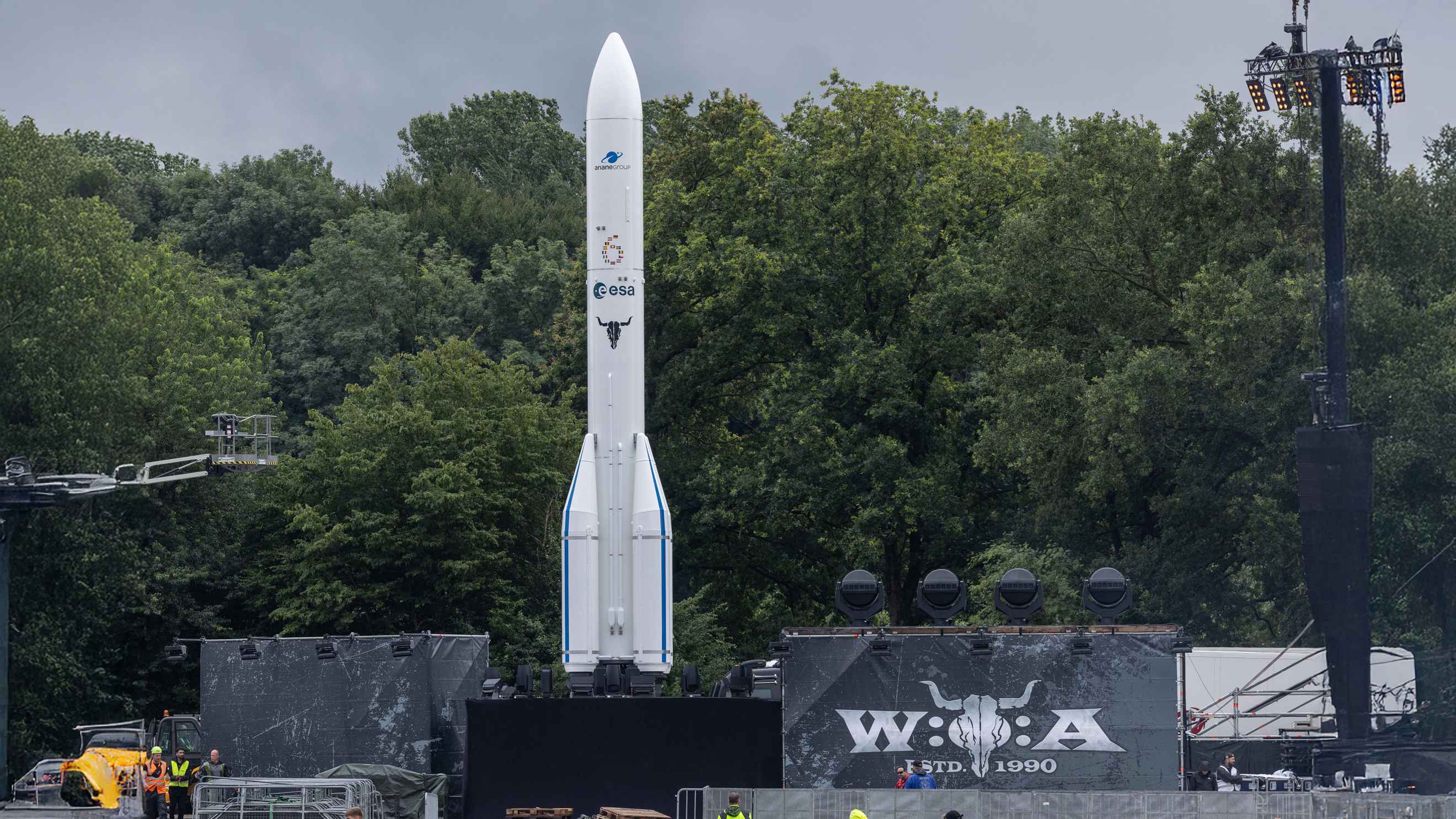 Steht neben den beiden Wacken-Hauptbühnen: ein Nachbau der europäischen Trägerrakete Ariane 6.