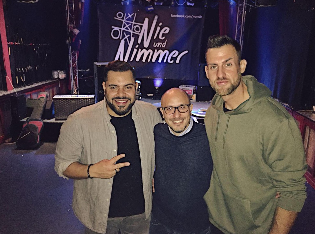 Freuen sich auf die künftige Zusammenarbeit (von links): Hayat (Nie und Nimmer), Carmelo Lo Porto (Ever Ever) und Mo (Nie und Nimmer)