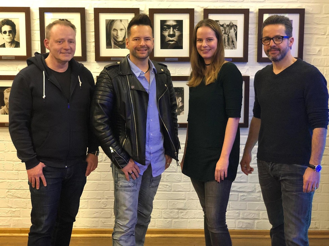 Besiegelten die Zusammenarbeit (von links): Dirk van Gercum (Management Micar), Micar, Iris Nicolai (Senior Brand Manager Warner Music Entertainment) und Steffen Müller (Managing Director ...