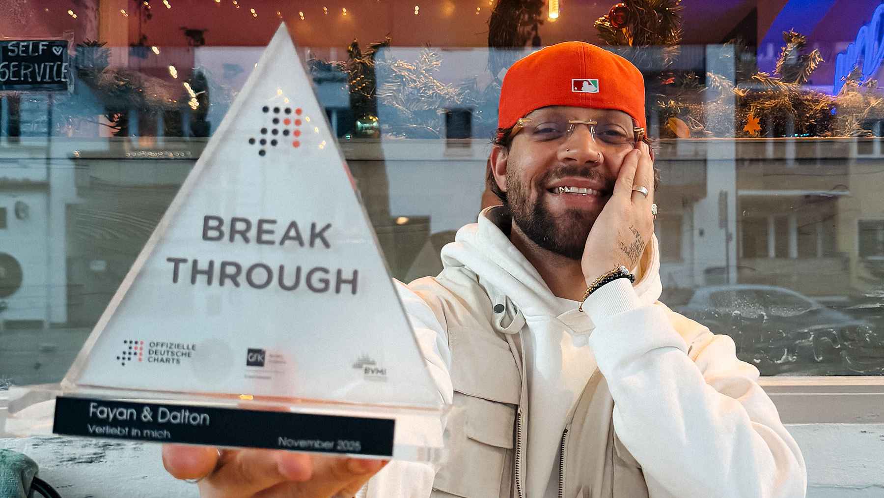 Hält den Breakthrough-Award stolz in die Kamera: Fayan.