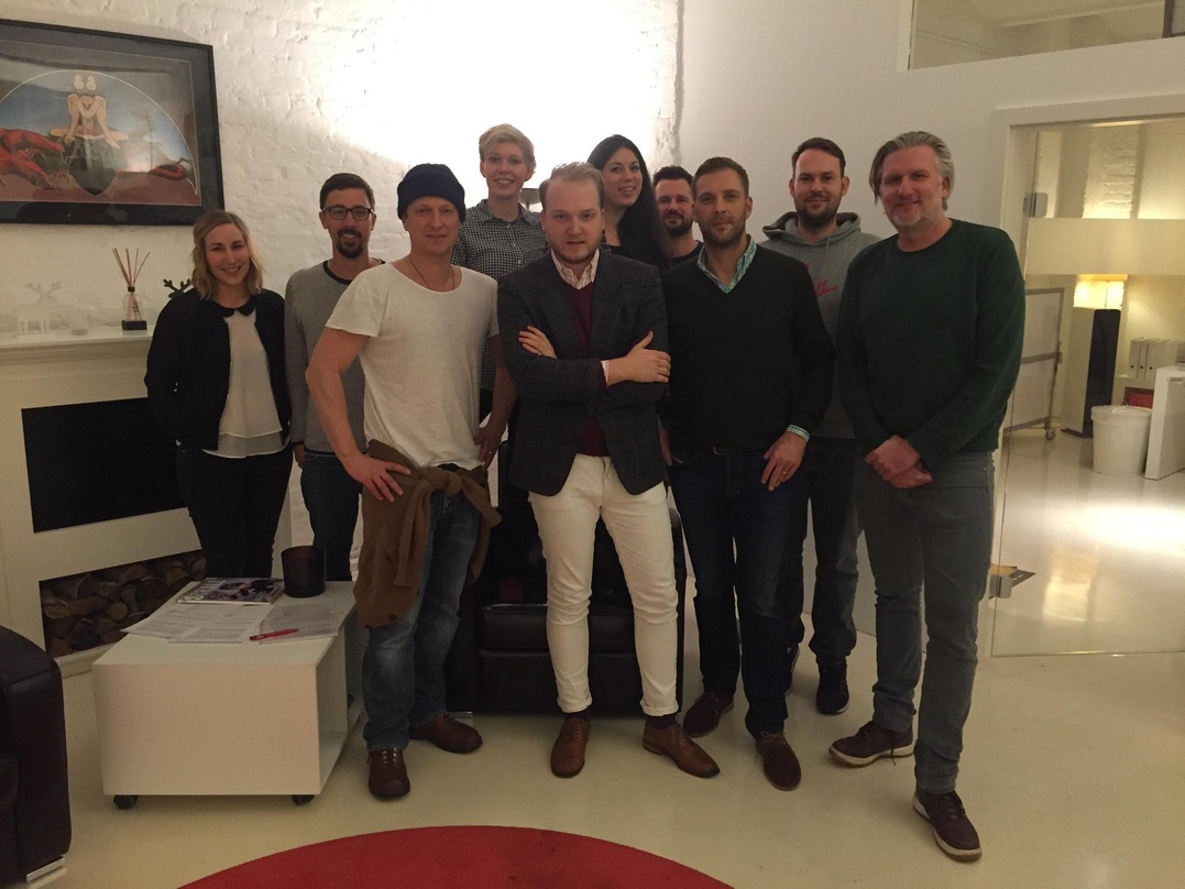 Machen gemeinsame Sache (von links): Sarah Gulinski (Manager Promotion & Marketing), Tobias Zumak (Senior Manager Digital Media), Markus Bruns (General Manager) und Mara Meisel (Praktikant...
