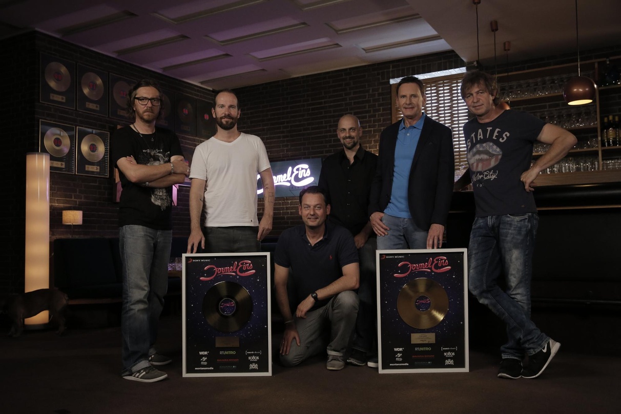 Gold-Verleihung an die "Formel Eins"-Partner (von links): Volker Hinkel (Fools Garden), Marco Schuler (RTL Nitro), Christian Stronczek (Sony Music), Thorsten Kiefer (Fools Garden), Modera...