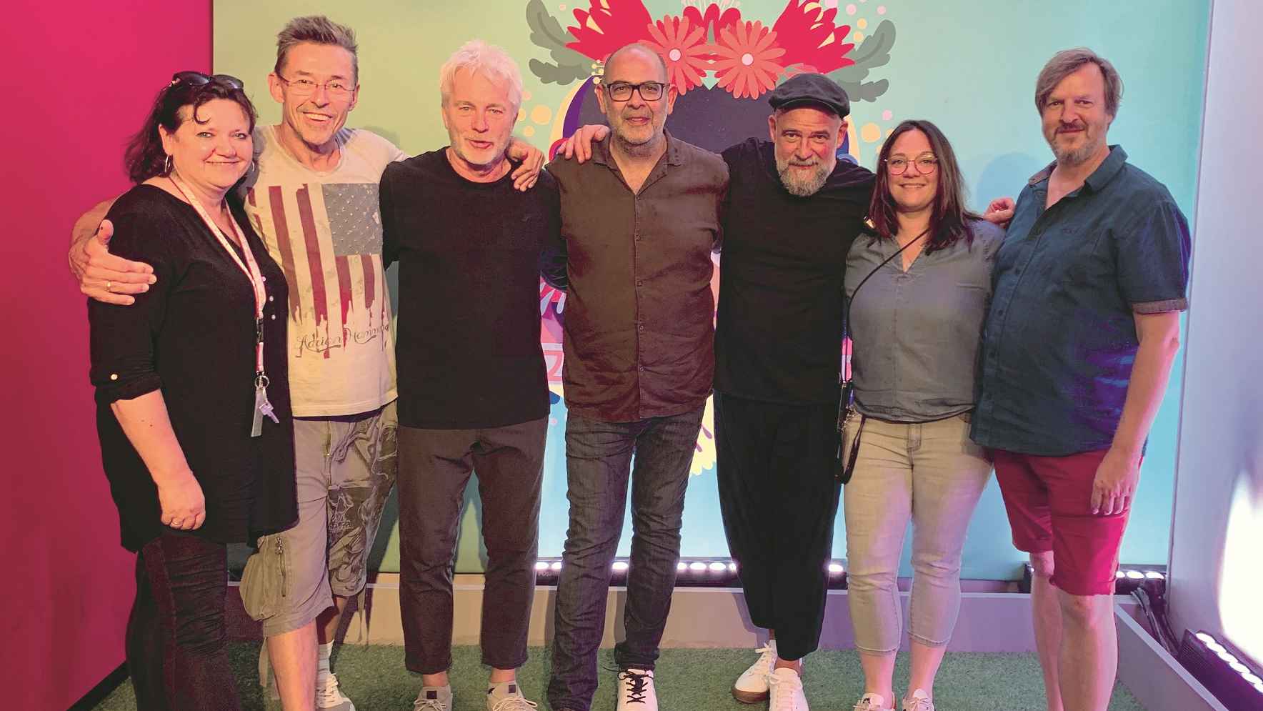 In Feierlaune beim Tollwood (von links): Daniela Philippi (Phi/sch Art), Béla Rieger (Backstage Promotion), Werner Schmidbauer, Hannes Ringlstetter, Martin Kälberer, Nina Geisler (Tollwood...